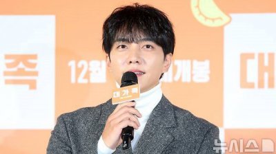 【新闻】12日，电影《大家庭》制作发表会上李昇基被记者提问关于他丈人获得不正当利益相关问题的意见