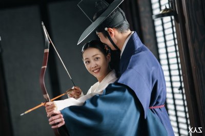 五月王炸！李宰旭曹宝儿《吞金》上演“最虐姐弟恋”，靠肩杀花絮照甜度破表