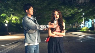 林允儿变身恶魔，《恶魔搬进来了》2025年最有趣的浪漫喜剧电影！今日上线流媒体_正在热播_立即观看